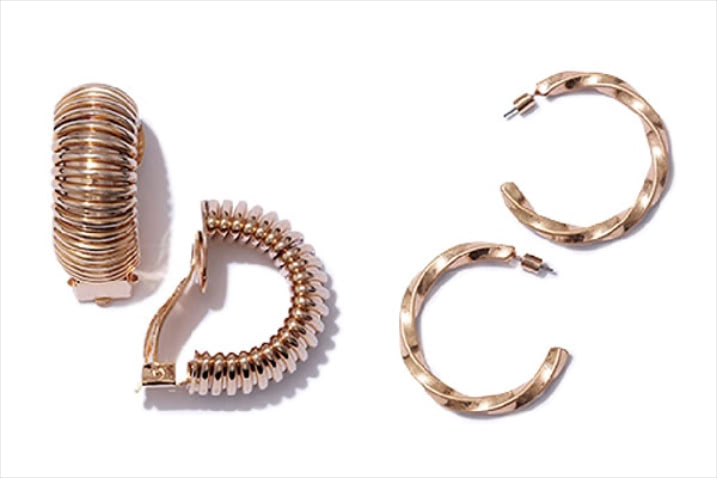 アンティークのように「渋いゴールドフープ」： 〈右から〉ゴールドフープピアス 3,300円／MOUSSY（バロックジャパンリミテッド）　ゴールドイヤリング 5,250円／アビステ　かっちりとしたルックスといぶしたような質感が、カジュアルな装いに深みをもたらす。