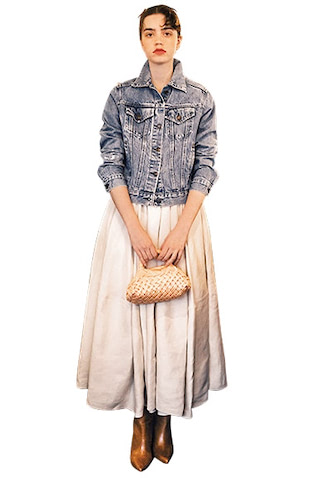 デニムジャケット 27,500円／Levi’s® Authorized Vintage（リーバイ・ストラウス ジャパン）　アイボリーリネンロングスカート 154,000円／カオス（カオス表参道）　バッグ 68,200円／マーレット（サザビーリーグ）　ロングブーツ 64,900円／PIPPICHIC（ベイジュ）　リネン特有のハリが、スカートをより重く、より立体的に見せる要因に。そんなドライな質感どうしで生まれる迫力の中で、レザーブーツやサテンバッグの上質な「照り」が華やかに輝く、計算高い