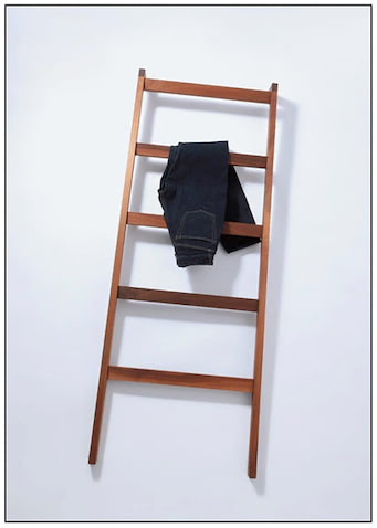 ▼編集部セレクト：絵になるデニムラック　● スカラ デニムラック（L） 44,000円／ランド オブ マスターウォール 横浜　壁に立てかけるだけで成り立つため、置く場所を選ばないデニム専用ラック。適当にデニムをかければインテリアとして部屋を彩る役割に。