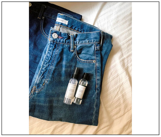 ▼MOUSSY デザイナー 佐々木志穂さん：かさばらない三つ折り　● 販売員時代に習得した三つ折りを徹底。シワになりにくく積み上げてもくずれにくい効率的な畳み方です。洗剤はTHE LAUNDRESSのデニム専用洗剤がお気に入り。色落ちせず生地がガシガシにならないのが好き。