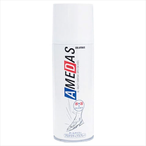 ほかの服に色移りさせない：デニムに防水スプレーを活用　● アメダス420 420mL 2,200円／コロンブス　防水・撥油・防汚効果を持つ、衣類にも使用可能な防水スプレー。「デニムが雨でぬれてしまったときに起こりがちな色移り。すそやウエストなどに防水スプレーを吹きかければ予防でき、汚れも軽減」（永松さん）