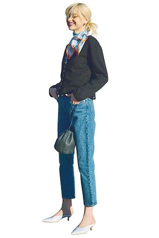 黒スエットカーディガン 16,500円／アニエスベーデニムパンツ 14,300円／Levi’s®（ジャーナル スタンダード 自由が丘店）　イヤカフ 3,300円／SLY（バロックジャパンリミテッド）　スカーフ 13,200円／manipuri（ビショップ）　バッグ 15,400円／フィル ザ ビル（フィル ザ ビル マーカンタイル 青山）　シューズ 35,200円／ファビオ ルスコーニ（ファビオ ルスコーニ ルミネ有楽町店）