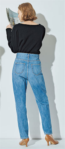 ブルーケミカルデニムパンツ 11,000円／マドモアゼル ロペ（ジュンカスタマーサービス）　黒リブケーブルカーディガン 20,350円／プラージュ（プラージュ 代官山店）　キャメルスムースパンプス 14,850円／DIANA（ダイアナ 銀座本店）