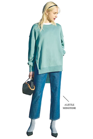 グリーンスエット 30,800円／チノ（モールド）　中に着たTシャツ 6,380円／ザ シンゾーン（Shinzone ルミネ新宿店）　デニムパンツ 31,900円／ビーサイド ジーンズ（ロンハーマン）　カチューシャ 5,500円／IRIS 47（フーブス）　ソックス 3,850円／ルール ロジェット（ブランドニュース）　バッグ 15,950円／バグマティ（ジャーナル スタンダード 自由が丘店）　シューズ 33,000円／ファビオ ルスコーニ（ハイブリッジ インターナショナル）　ピアス／スタイリスト私物