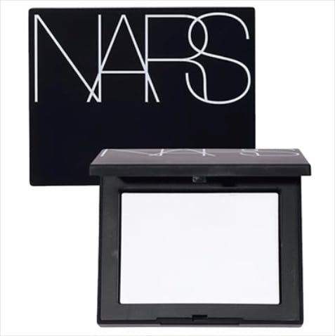 「メイク直しの必要がない」　●ライトリフレクティングセッティングパウダー プレスト N 5,500円／NARS JAPAN　「肌にのせるだけで終日サラサラな状態が続くので一驚されます。マスカラや眉が落ちることなどありえない。このパウダーなしでは暑い日は乗り切れません」（JUNNAさん）