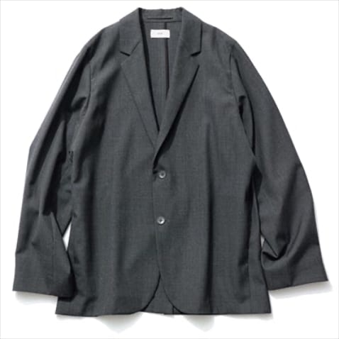 黒に近いグレー：淡色や薄色との合わせを黒よりやさしく。　●グレージャケット 64,900円／ATON（ATON AOYAMA）　黒よりも穏やかなチャコールグレー。ウールながら風通しのいいさらっとした風合いならシーズンレスで活躍。