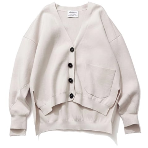 「バランス良好な前後差デザイン」:  ライトグレーVネックカーディガン 28,600円／nagonstans　すそだけでなく、そで口もアシンメトリーになったキレのあるディテール。ふっくらとした上質なカシミヤ混。