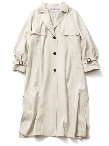 「緊張感をほぐすライトな色み」:  アイボリートレンチコート 15,400円／SLY（バロックジャパンリミテッド）　落ち着きのあるくすんだ白。しなやかな風合いに加えて両サイドのスリットでさらに軽やか。