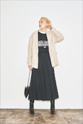 【黒でまとめた装いにドライなベージュを重ねてトーンダウン】　ジャケット 63,800円／CURRENTAGE（メルローズ）　●スエット 4,950円／STANDSEVEN（ブライベルガー エンタープライズ）　スカート 69,300円／サヤカ デイヴィス（ユナイテッドアローズ 六本木ヒルズ店）　バッグ 22,000円／MARROW（４K）　ブーツ 64,900円／PIPPICHIC（ベイジュ）　ジャケットはほのかにつやめくレーヨン混のリネン。ドロップショルダーと凹凸のある織りがリラックス感を助長。