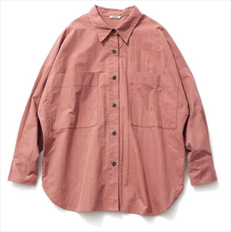 「ハンサムに装えるピンク」:  ピンクシャツ 15,400円／Jilky　ブラウンを帯びたヴィンテージ風の色は、ナイロン混でいっそう辛口に。背面にタックの入ったワイドな身ごろ＆ドルマンそでのゆるめのフォルム。