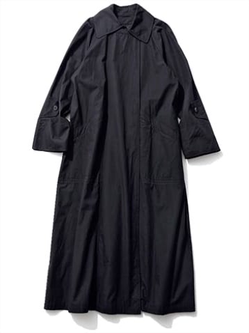「行儀のいい黒のステンカラー」:  黒タックオーバーロングコート 27,280円／TODAYFUL（Life’s 代官山店）　背面にタックを配した自然な広がり。フロントボタンは隠せる仕様でカジュアル度を軽減。