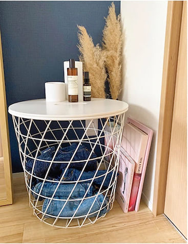 [IKEAのバケツにデニムをIN]白いバケツとブルーデニムのコントラストが気に入っている、お部屋の一角。彼と一緒に住んでいるので、見えるところがなるべくかわいくなりすぎないように注意して、「見せる収納」を楽しんでいます。（鈴木早紀さん）
