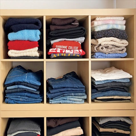 【どこに何があるか分かる棚に】どこに何があるのか一目でわかるように、服は基本的に、中が見える棚でタイプ別に分類。（SUMYさん：インスタグラマー）