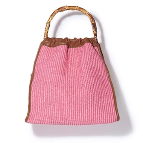 バンブーのワンハンドルで品よく:  ピンクかごバッグ 28,600円／アーロン（RHC ロンハーマン）　カクカクとした形とバンブーの持ち手によって、鮮やかなピンクも大人っぽく。ぱっと見、かごだとわかりづらい色みも手伝って、シーズンレスに使いやすいです。（岩田さん）