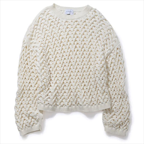 冬ニット特有のざっくり感を春にも:  ニット 29,700円／ユナイテッドアローズ（ユナイテッドアローズ 六本木ヒルズ店）　ゆったりとした編み地により、引き続きニットの“包まれた感”が楽しめます。黒インナーのほか、個人的には色ものを中に着たい。（出口さん）