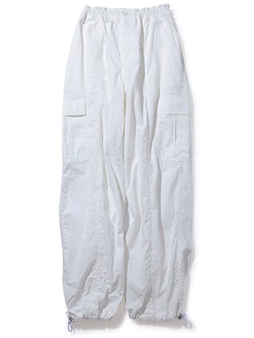 テイストMIXのワントーンに:  白パンツ 15,400円／TODAYFUL（Life’s 代官山店）　黒だとスポーティな印象を与えやすいナイロンパンツも、クリーンな白だと都会的。キレイめなトップスを持ってきて、異テイストのグラデーションを楽しみたい。（岩田さん）