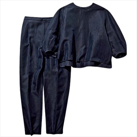 家庭で気軽に洗えるリネンセットアップ： リネンパンツ 27,500円、リネンプルオーバー 25,300円／ともにmarmors（DMC）　●「リネンでもリアルタイムで使えそうなダークネイビー。夏に着用頻度の多い素材は、自宅で洗濯できるというのも選ぶ基準の１つです」（スタイリスト：出口奈津子さん）