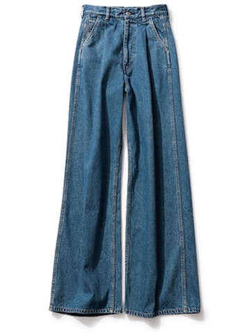 フラット靴でもさまになる:  デニムパンツ 25,300円／ホリデイ　タック入りのデニムが気になります。タックのおかげで生まれる立体感によって自然にウエストラインをごまかせ、短丈のトップスを合わせてもすっきりして見える。ぺたんこ靴でもバランスがとりやすいです。（渡邉さん）