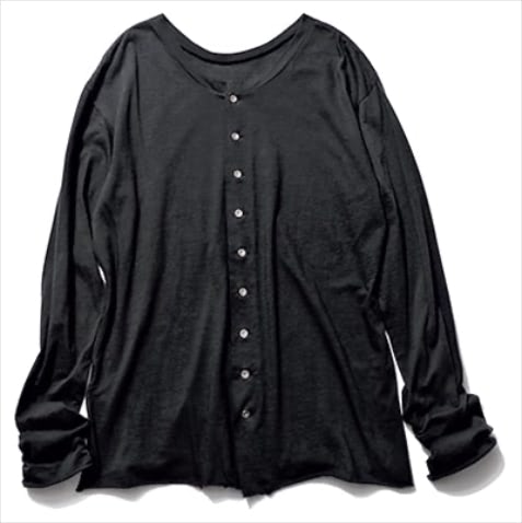 カーディガン手前のヘンリーネック： ロングスリーブTシャツ 12,100円／MEYAME（ソークロニクル）　肌感を調整できる、狭い間隔でほどこされたボタン。くたっとした質感にリラックス感がありながら、暗色で締まって見える。