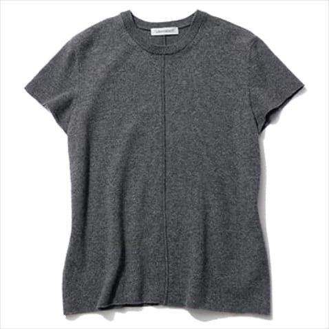 なめらかなカシミヤで「見心地よく」： Ｔシャツ 29,700円／COZ manufactured by WRAPINKNOT（ウメダニット）　 100％カシミヤの贅沢さと濃いグレーの発色でTシャツに高級感を。夏まで見越したコンパクトな形も魅力。