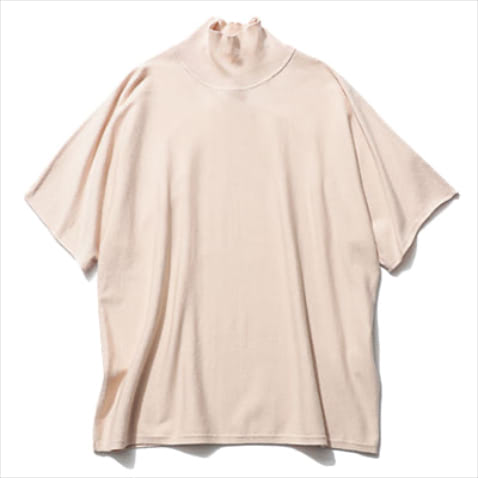 穏やかなベージュを目新しい形で： ニットトップス 22,000円／デザイナーズ リミックス（コロネット）　二の腕をカバーできるドルマンスリーブ。なだらかな肩のラインとソフトな色で、ニットTをエレガントに落とし込み。