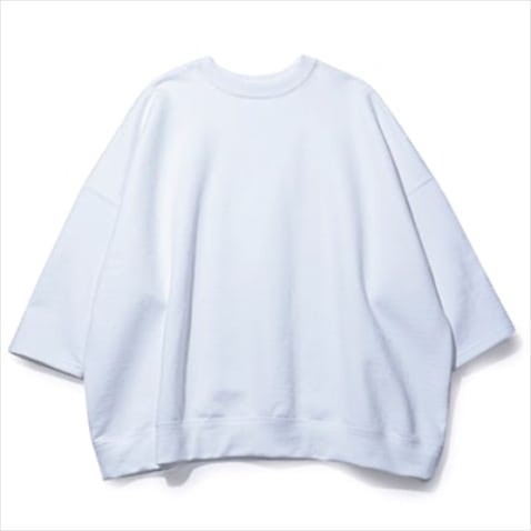 「半そででも長そででもない」スエット： スエット 17,600円／RHC（RHC ロンハーマン）　「古着ではよく見かける、七分くらいのあいまいなそで丈。まくらなくてもそでにニュアンスが出るので、1枚でさらっと着るのがオススメ。ぶかっとした体を包むシルエットながら丈は短めで、どんなボトムにもハマる頼れるトップス」（樋口さん：スタイリスト）