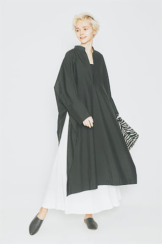 ワンピースのような丈感でまとまりよくレイヤード： 黒ロングシャツ 39,600円／イレーヴ　白スエットスカート 23,100円／ミ ヴァコンス　バッグ 66,000円／ア ヴァケーション（アマン）　シューズ 16,500円／TOMORROWLAND　黒インナー／スタイリスト私物　微光沢とハリがあり、凜としたイメージで着られる黒のシャツ。深いサイドスリットから白をのぞかせて、重くなりがちな黒に緩急を。