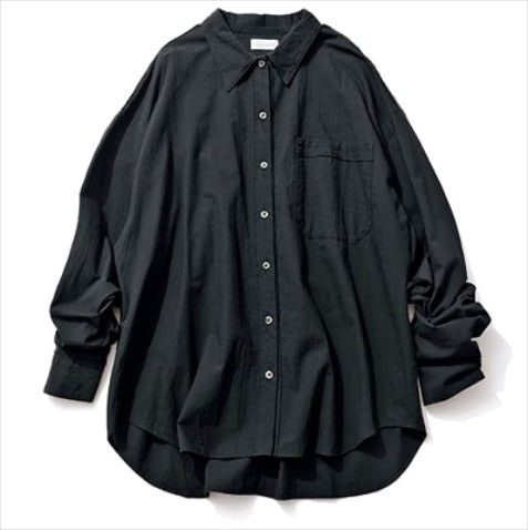 「力を抜いて黒シャツを」:   黒シャツ 39,600円／THE NEWHOUSE（アーク インク）　丈に加えてそでも長めのルーズな雰囲気。大きめの黒の場合はわずかに透け感があると、迫力が和らぎやさしく好転。