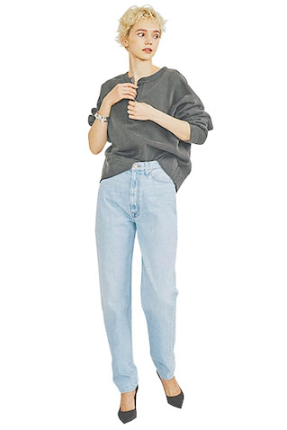 ボタンを開けずとも女らしい鎖骨がのぞくヘンリーネック:   グレーカットソー 8,800円／ジャーナル スタンダード レリューム（ジャーナル スタンダード レリューム ルミネ新宿店）　デニムパンツ 29,700円／マザー（サザビーリーグ）　バングル 36,300円／PAZ COLLECTIVE（ZUTTOHOLIC）　グレーパンプス 14,300円／ダイアナ（ダイアナ 銀座本店）　ボトムのシルエットに合わせて、えり元のボタンを開閉し、肌分量を調整できるのも魅力。