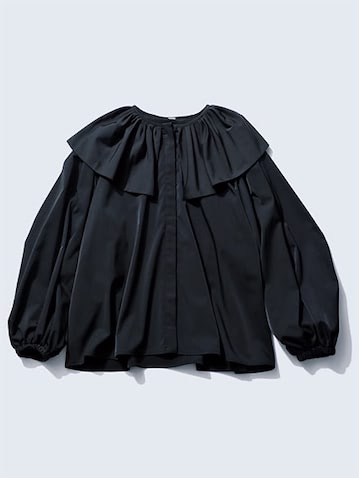 黒ブラウス 8,470円／Mila Owen（ミラ オーウェン ルミネ新宿2店）　レイヤードデザインのような、立体的なビッグカラー。ふくらみのある形は小顔に見せる作用も。