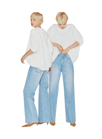 白スエット 17,600円／RHC（RHC ロンハーマン）　カットオフデニムパンツ 18,000円／N.O.R.C by the line（N.O.R.C）　〈右手〉バングル 35,200円／ロンハーマン ジュエリー（ロンハーマン）　〈左手〉バングル 28,600円／e.m.（e.m. PRESS ROOM）　パンプス46,200円／ブレンタ（ノーブル 有楽町マルイ店）　ゆったりとしたシルエットでもキレイを保てる配色の力。