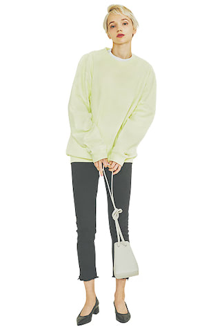 フリンジ黒スキニー 15,400円／Ungrid　イエロースエット（メンズ） 5,990円／Gap（Gap新宿フラッグス店）　中に着た白Tシャツ 6,600円／N.O.R.C by the line（N.O.R.C）　ショルダーバッグ 29,700円／VASIC（ヴァジックジャパン）　黒パンプス 38,500円／プリティ・バレリーナ（F.E.N.）   豊富な春のカラースエット。あいまいなペールトーンも黒スキニーを合わせたことで、はっきりしない色みの膨張感もおさえられる。