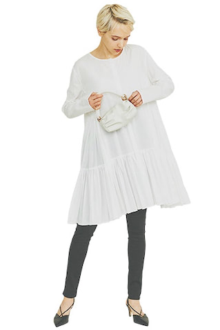 ひざ上のハンパな丈にはレギンス感覚でスキニーをIN:  スキニーパンツ 3,990円／UNIQLO　ティアードチュニック 50,600円／マーレット（サザビーリーグ）　ショルダーストラップつきバッグ 9,500円／CHARLES & KEITH（CHARLES & KEITH JAPAN）　ストラップパンプス 8,690円／マミアン（マミアン カスタマーサポート）
