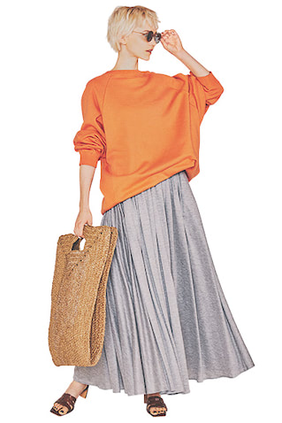 「スカートをなびかせて」 オレンジの主張をクールに分散： オレンジオーバースエット 27,500円／ヘリテノーム（ガリャルダガランテ 表参道店）　ライトグレードレープスカート（4月下旬発売予定） 45,100円／ebure（ebure GINZA SIX店）　サングラス 30,800円／BLANC　バッグ 14,300円／MADE IN MADA（ジャック・オブ・オール・トレーズ プレスルーム）　サンダル 15,290円／A de Vivre