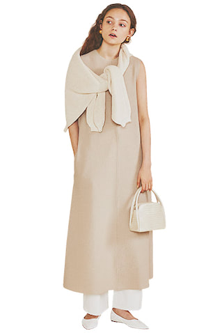 白デニムをのぞかせてシャープなベージュに親しみを　● ベージュロングワンピース 12,990円／ZARA（ザラ カスタマーサービス）　肩にかけたニット 16,500円／イエナ（メゾン イエナ）　白デニムパンツ 23,100円／RHC（RHC ロンハーマン）　イヤリング 7,350円／アビステ　バッグ 23,100円／BRIE LEON（ジャック・オブ・オール・トレーズ プレスルーム）　パンプス 33,000円／PIPPICHIC（ベイジュ）　■デニムとフラットシューズの2つのラフな白。