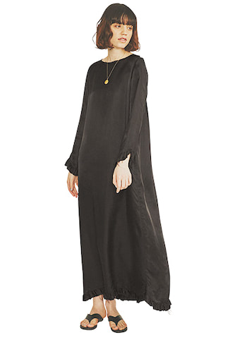 すとんとした形にフリルの飾り気　● 黒ワンピース 24,200円／プロヴォーク フォー アダム エ ロペ（アダム エ ロペ）　ネックレス 15,950円／SOKO（ZUTTOHOLIC）　黒サンダル 8,030円／AKTE　■ゆったりと、柔らかさのある素材感。Vを描くそで口と、大ぶりではなく、さりげなくすそにあしらった少量のフリルが、しなやかな素材感ともマッチ。