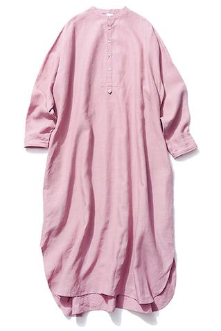 形はシンプルにかわいいピンク　● ピンクワンピース 35,200円／WEAROUND THROW（THROW）　■色の甘さをセーブする、ドライなリネン。カーブを描くすそがやわらかく女性らしい雰囲気を助長。