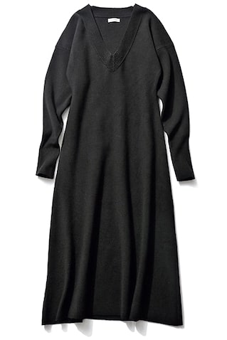 「顔まわりを明るく見せる深めV」9,900円／STYLEMIXER（バロックジャパンリミテッド）　スムースなミラノ風リブ。くびれぎみのウエストが女らしさに貢献。