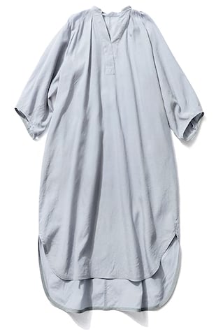 「ほんのりツヤのレーヨン混」●39,600円／FLORENT　リネンにありがちなごわつきがなく、しなやか。わかりやすい前後差丈でボトムも重ねやすいのが魅力。