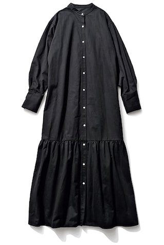 「すそだけのひかえめなティアード」:   11,000円／Ungrid　ボトルネックの端正な黒を、ひざ下にギャザーを入れて甘めに。ドロップショルダーでさらにリラックス。