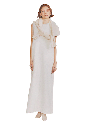 潔く１枚でゆるやかなAラインを堪能　●黒ジップワンピース 17,600円／emmi atelier（エミ ニュウマン新宿店）　黒レザーポーチ 15,400円／FILL THE BILL（フィル ザ ビル マーカンタイル 青山）　サングラス 20,900円／A.D.S.R.（４K）　黒レザーサンダル 33,000円／FABIO RUSCONI（ファビオ ルスコーニ ルミネ有楽町店）　■小物も黒でミニマルに。