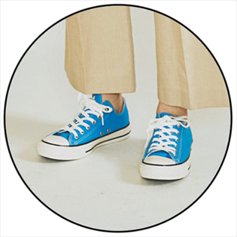 ブルースニーカー 7,700円／コンバース（コンバースインフォメーションセンター）　ベーシックカラーの服のアクセントになる鮮やかかつ濃度のある落ち着いた色み。