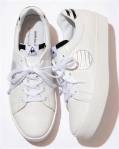 【BORDERS at BALCONY×le coq sportif】クリーンなムードをかもし出すボーダー柄のマークが特徴：　ワイドから細身まで、ボトムを問わず脚のラインをすらりと流す、細身のフラットソール。軽量感とクッション性が魅力の発泡ラバーを使用しており、クセになるはき心地。　ボーダーマークスニーカー 30,800円／ボーダーズ アット バルコニー×ルコックスポルティフ（ボーダーズ アット バルコニー）