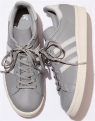 【adidas Originals×URBAN RESEARCH】色も質感もマットに仕上げたソリッドなスニーカー：　adidas Originalsのシグネチャーモデル「CAMPAS 80’s」をベースに、スムースレザーのアッパーでミニマルな表情へ更新。合わせる服の色に悩まず済む薄いグレー。　グレーレザースニーカー 13,200円／adidas×URBAN RESEARCH（アーバンリサーチ ルミネ新宿店）　ユニセックスで展開。