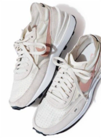 ピンク×ベージュスニーカー 12,100円／NIKE SPORTSWEAR（NIKE カスタマーサービス）　甲からサイドにかけて部分的に透ける素材を採用。ピンクベージュのブランドロゴもアクセントに。