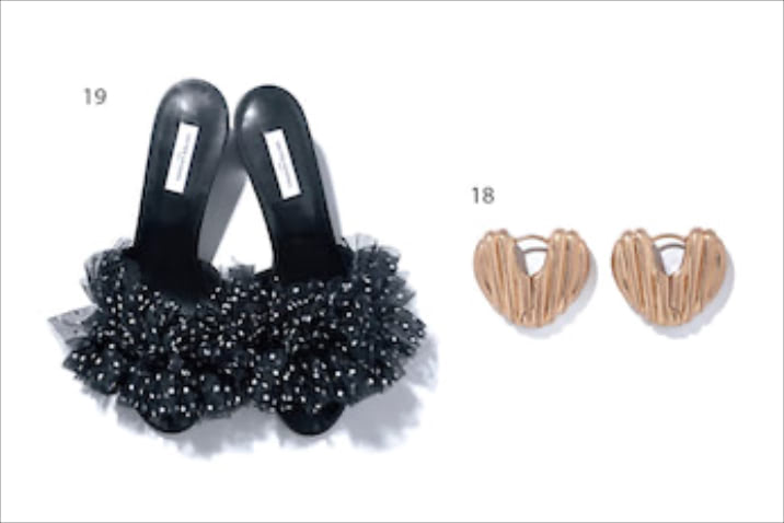 【黒でいい働きをする新しさは？】リッチな表情で「わかりやすい甘さ」。　●18.ピアス 3,850円／SLY（バロックジャパンリミテッド）　ツヤのないゴールドなら、大げさなハートも甘さひかえめ。　 ●19.ドットサンダル（5.5） 22,000円／ユナイテッドアローズ（ユナイテッドアローズ 六本木ヒルズ店）　贅沢にあしらわれたチュールは、派手に見えて意外となじみ、足元に適度な重みを与えてくれる。