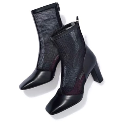 ペールカラーの靴下を効かせる:   ブーツ 23,650円／ダイアナ（ダイアナ 銀座本店）　「メッシュ素材が軽やかさを演出するおかげで、春本番も楽しめる。＋黒ソックスでレザーブーツのように見立てるのもよし、＋キレイ色のソックスで、足元に遊びを足して履いてみようと思います」（出口さん）