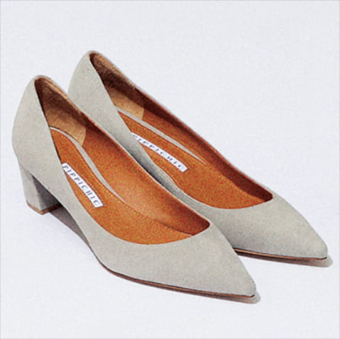 グレースエードパンプス（5） 33,000円／PIPPICHIC（ユナイテッドアローズ 六本木ヒルズ店）　足元をすっきり見せる、サイドも深めのカッティング。太めヒールなら甲浅でも安定。