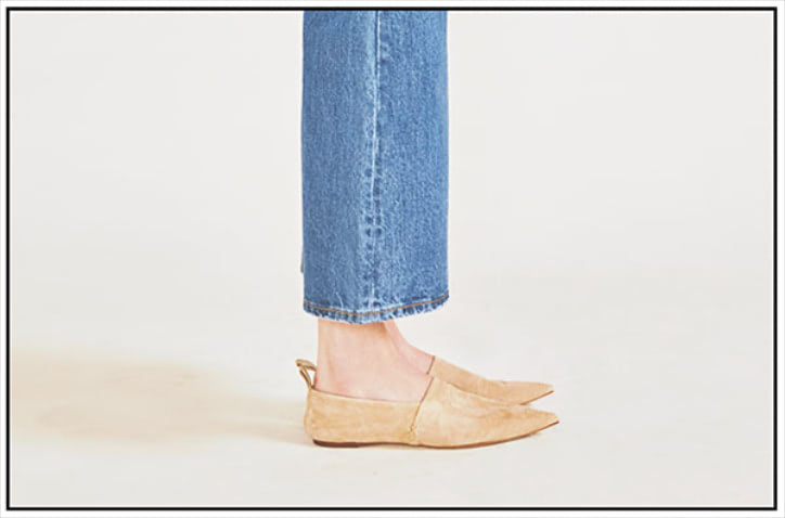 シューズ 33,000円／PIPPICHIC（ベイジュ）　ポインテッドトゥの鋭さで、ブルーデニム×スエードにありがちなやぼったさを回避。