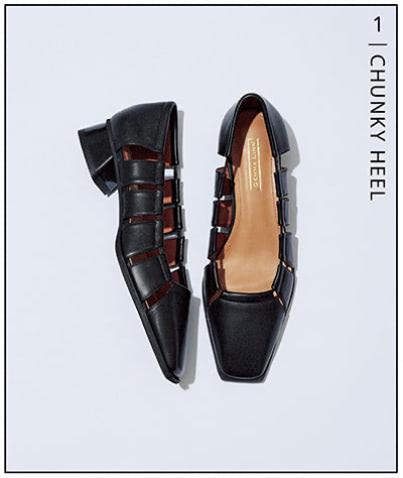 スリットデザインパンプス（3） 24,200円／ダニエラアンドジェマ　光沢のあるエナメルのヒールが女らしさを上乗せ。印象的なカッティングのデザインもシンプルな黒にさりげない個性を演出。